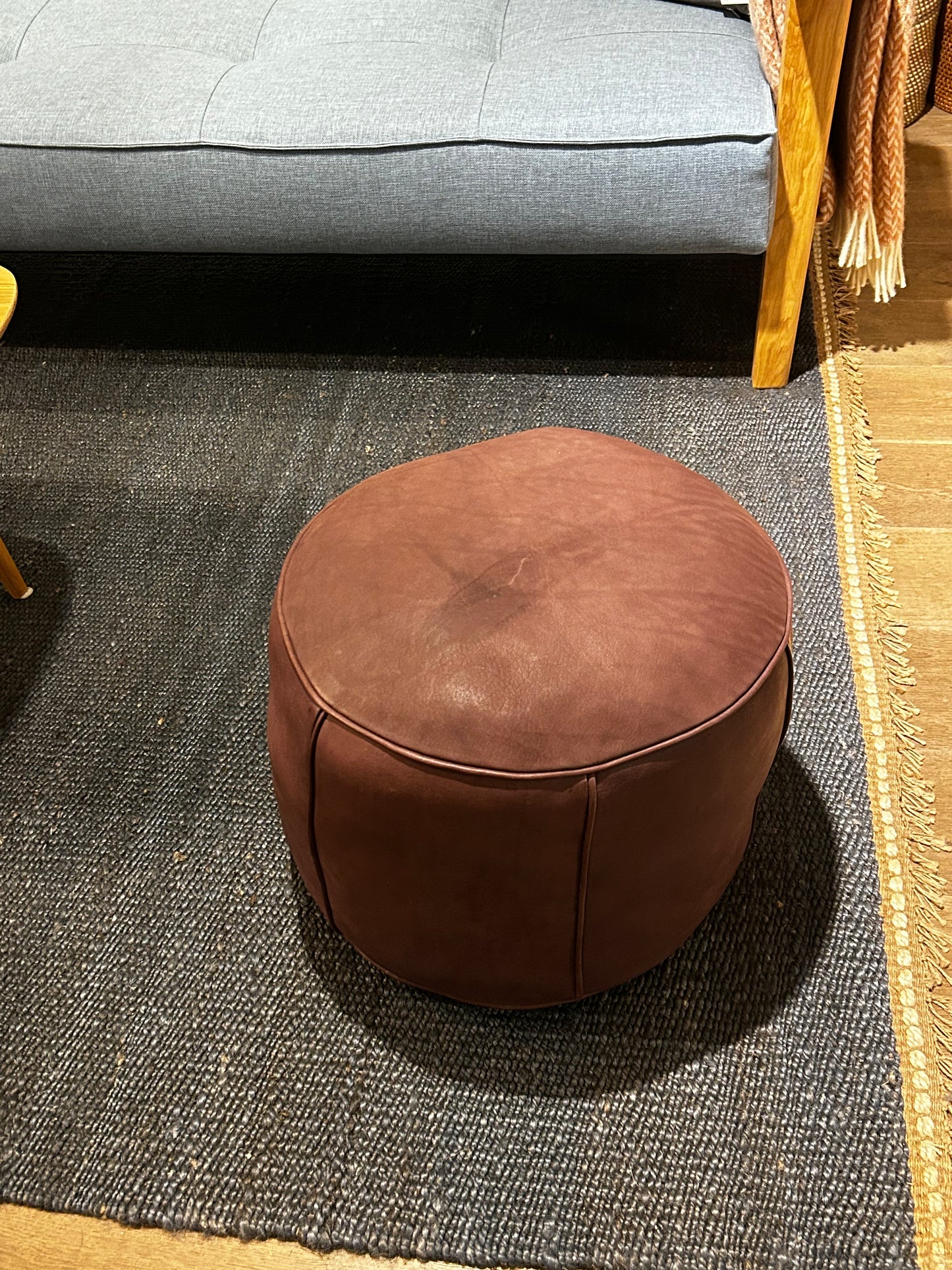 Udstillingsmodel - Læderpuf - Mørkebrun kernelæder