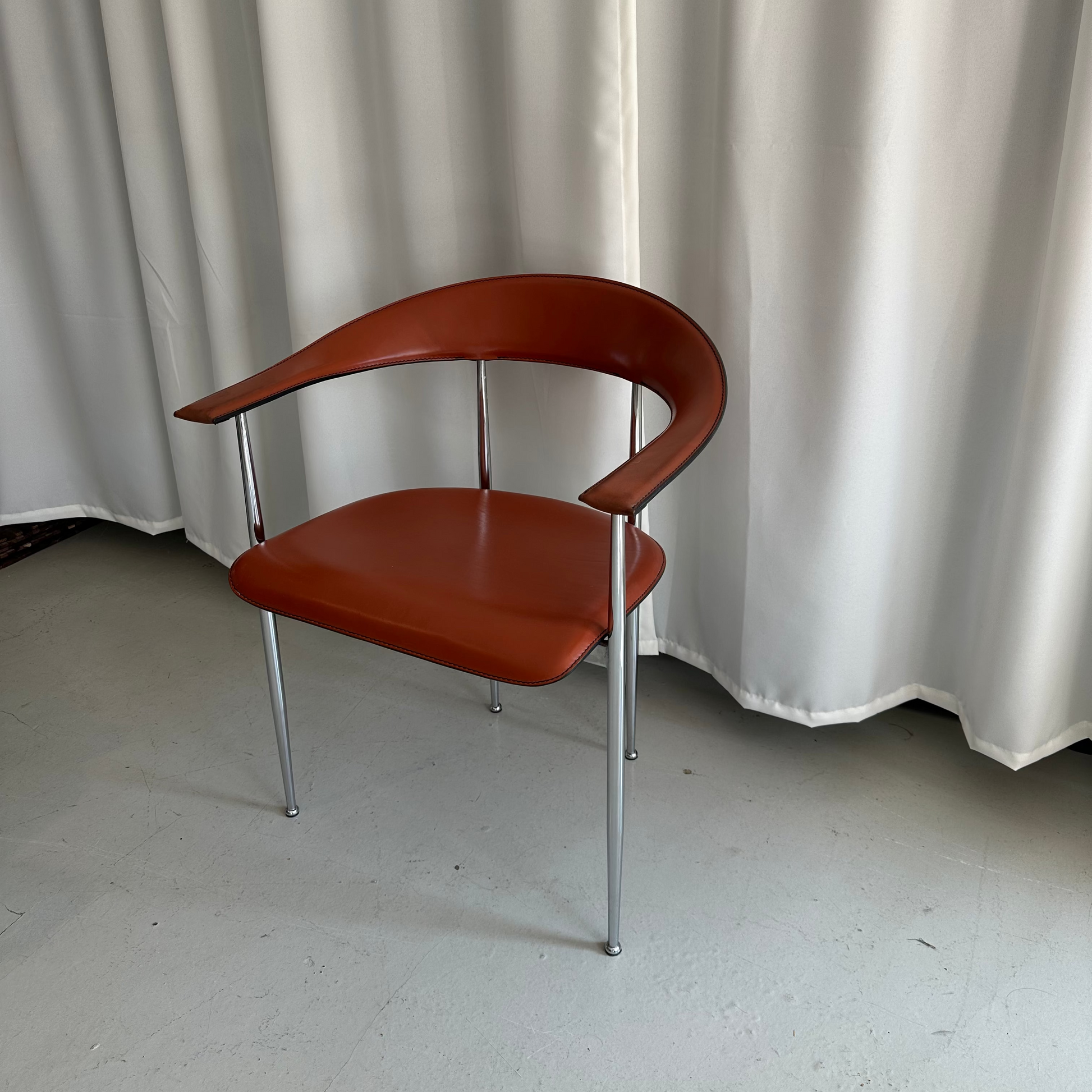 Vintage spisebordsstol P40 i cognacfarvet kernelæder designet af Vegni & Gual Tierotti for Fasem - novamøbler