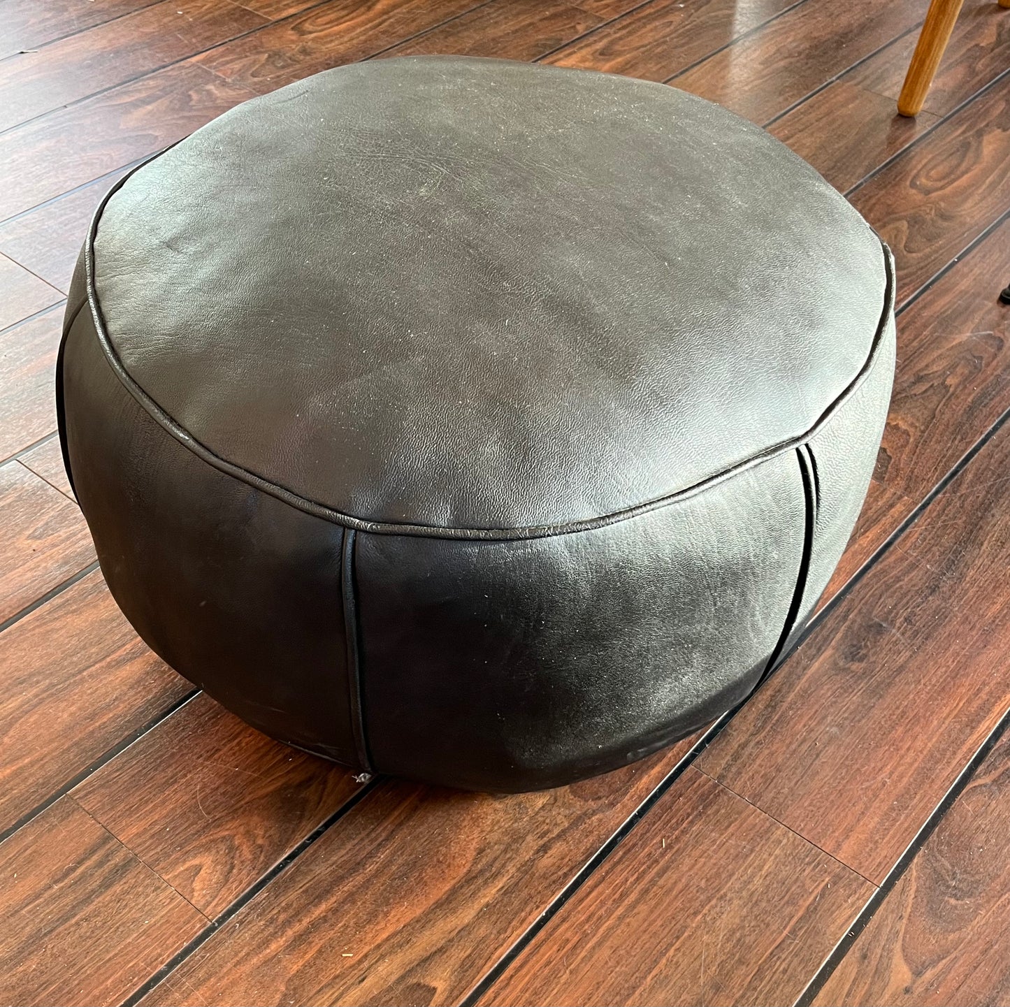 Udstillingsmodel - Læderpuf - Sort kernelæder - novamøbler