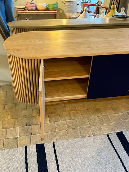 Udstillingsmodel - Skænk i egetræ med blå låger