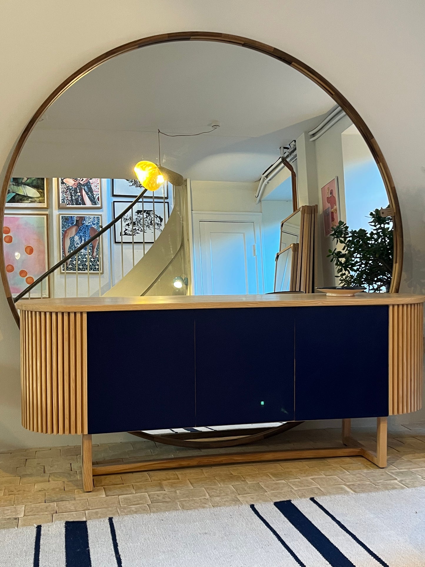 Udstillingsmodel - Skænk i egetræ med blå låger