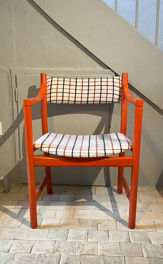 Udstillingsmodel - Wegner stol med orange armlæn og ben - novamøbler