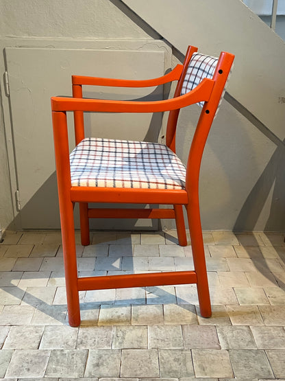Udstillingsmodel - Wegner stol med orange armlæn og ben - novamøbler
