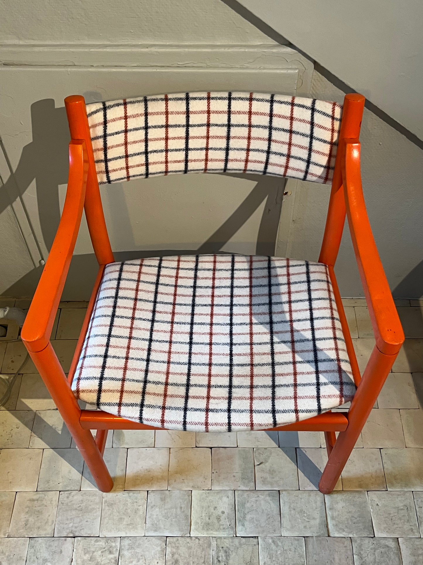 Udstillingsmodel - Wegner stol med orange armlæn og ben - novamøbler