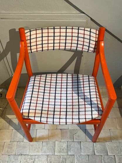 Udstillingsmodel - Wegner stol med orange armlæn og ben - novamøbler
