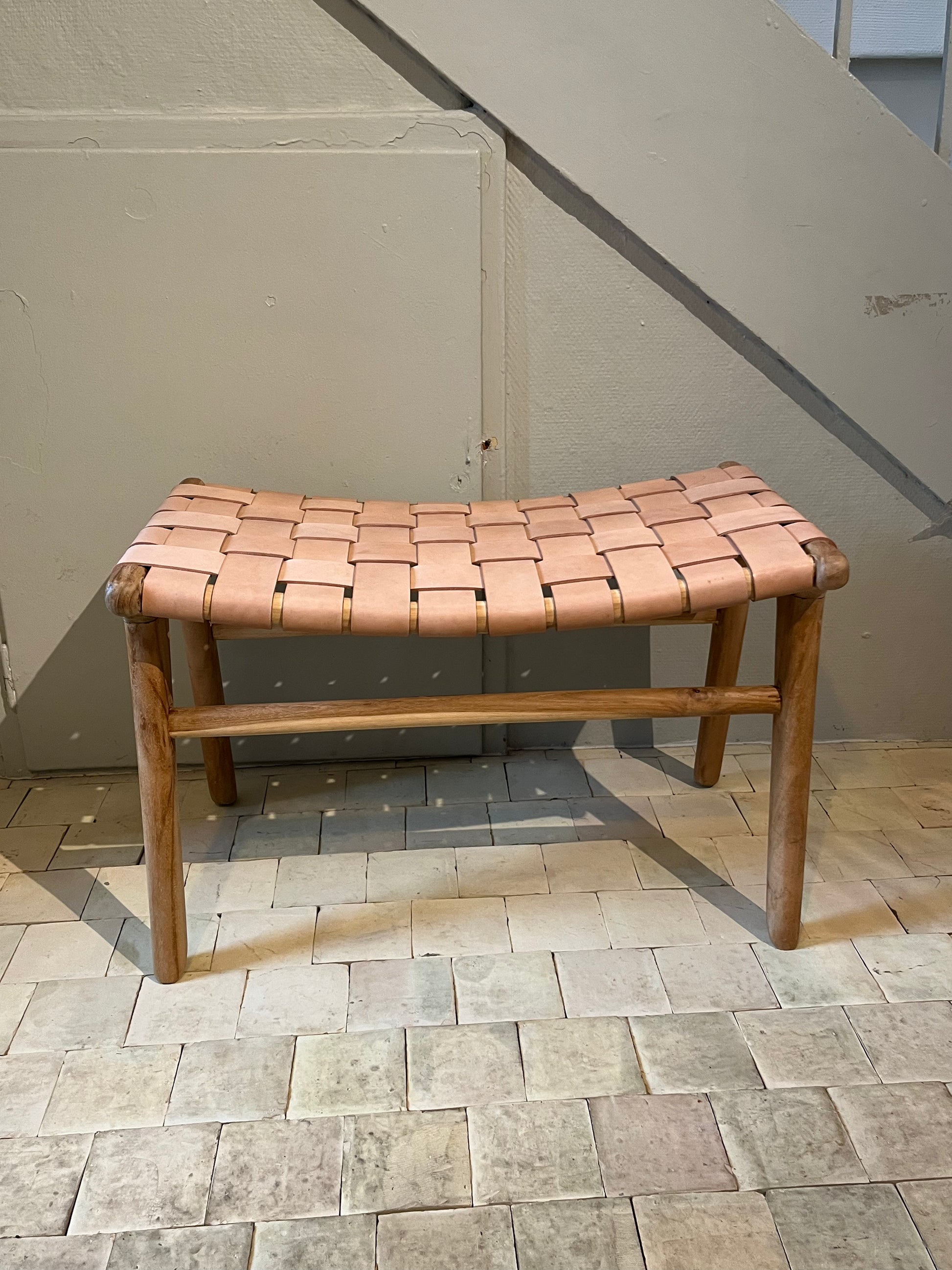 Udstillingsmodel - Skammel - Teak/cognacfarvet læder - By Sol - P014 - novamøbler