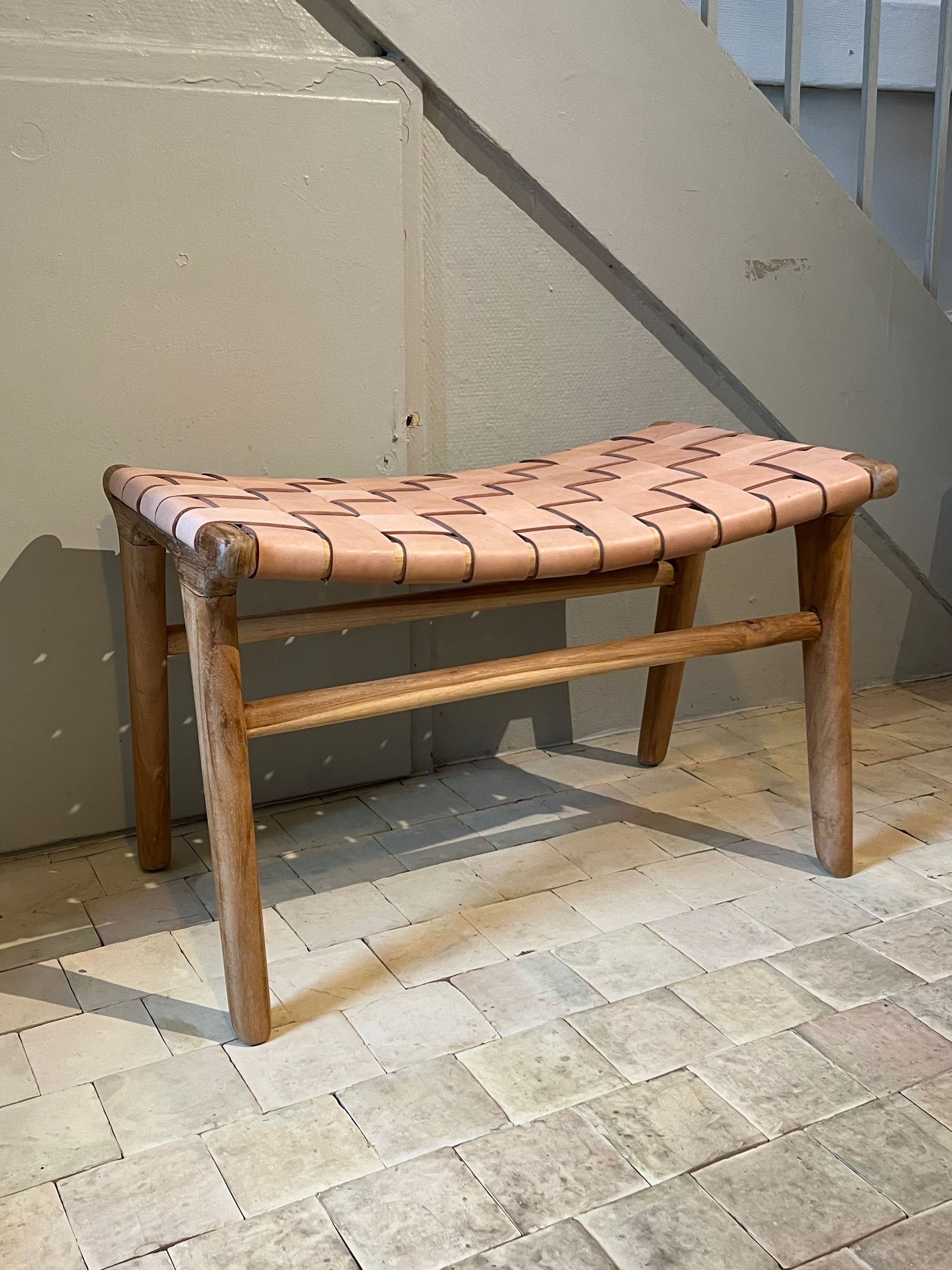 Udstillingsmodel - Skammel - Teak/cognacfarvet læder - By Sol - P014 - novamøbler