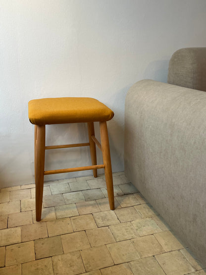 Udstillingsmodel - Gul skammel i massivt træ