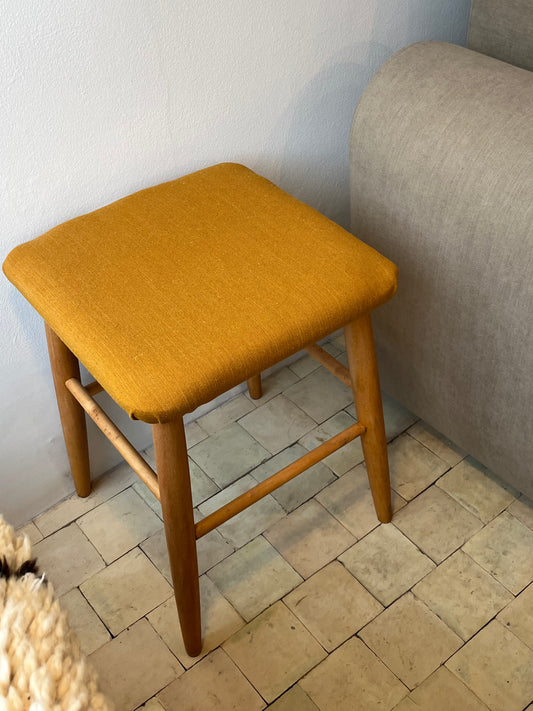 Udstillingsmodel - Gul skammel i massivt træ