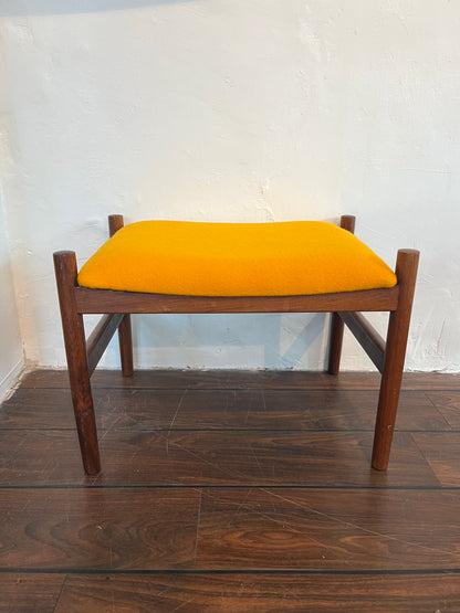 Udstillingsmodel - Gul fodskammel i massivt træ