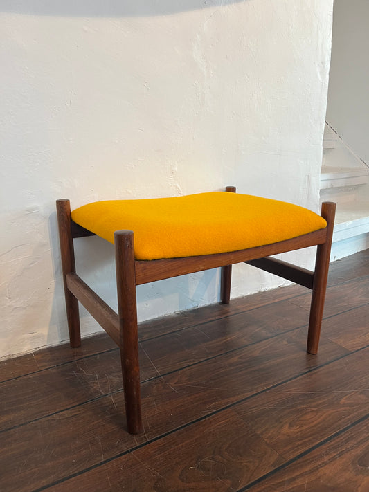 Udstillingsmodel - Gul fodskammel i massivt træ