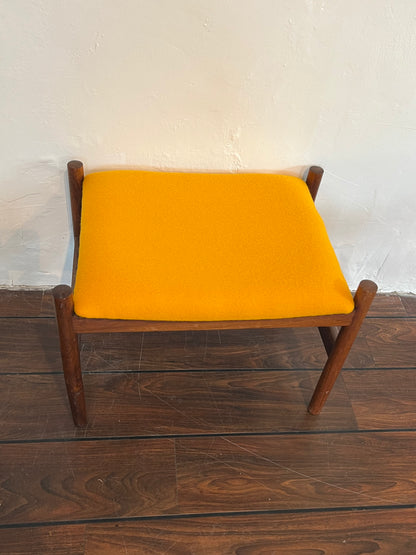 Udstillingsmodel - Gul fodskammel i massivt træ