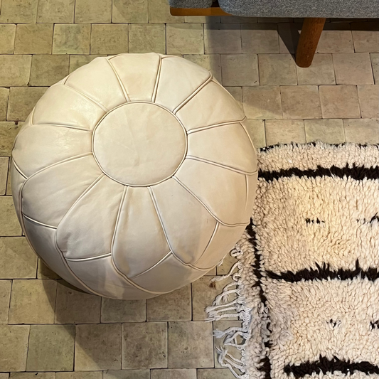 Udstillingsmodel - Stor rosetformet puf - Hvid kernelæder - Ø55 cm - novamøbler