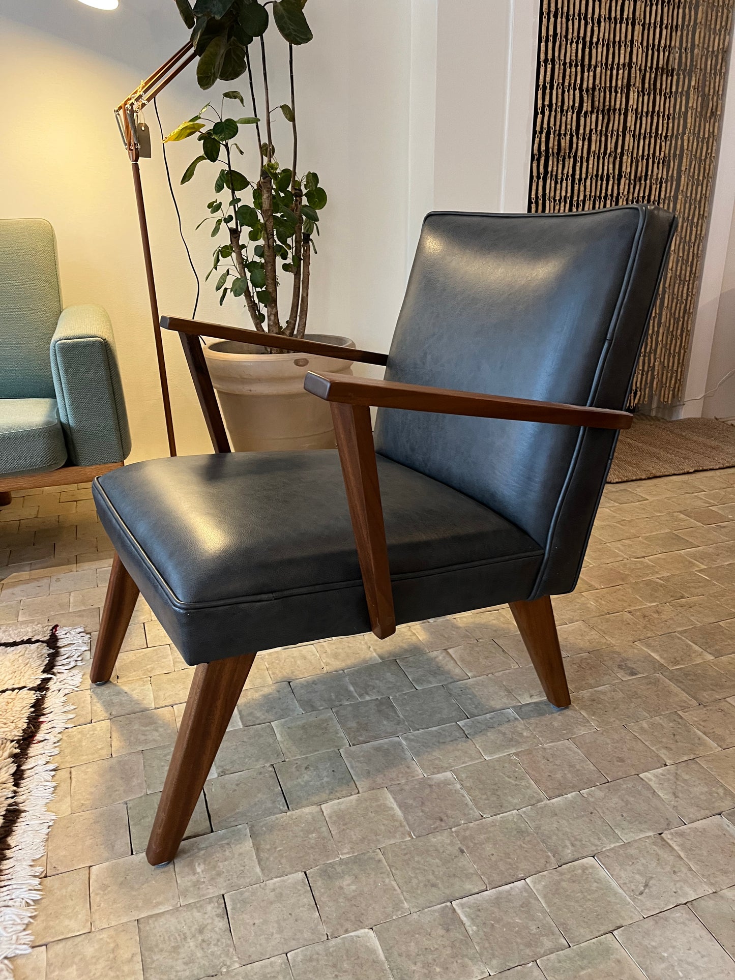 Lænestol - Iron black læder og akacietræ - A005 - By Sol - novamøbler