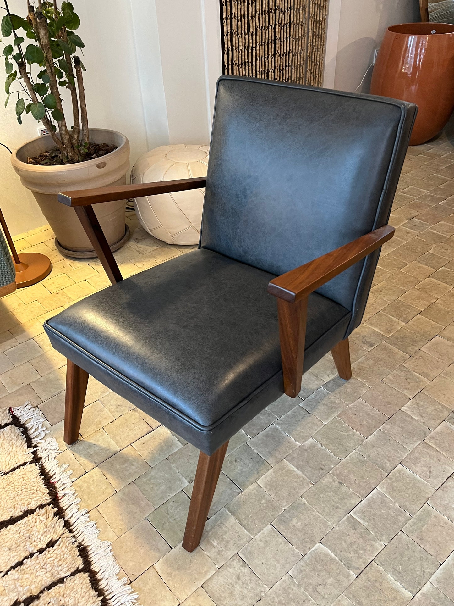 Lænestol - Iron black læder og akacietræ - A005 - By Sol - novamøbler