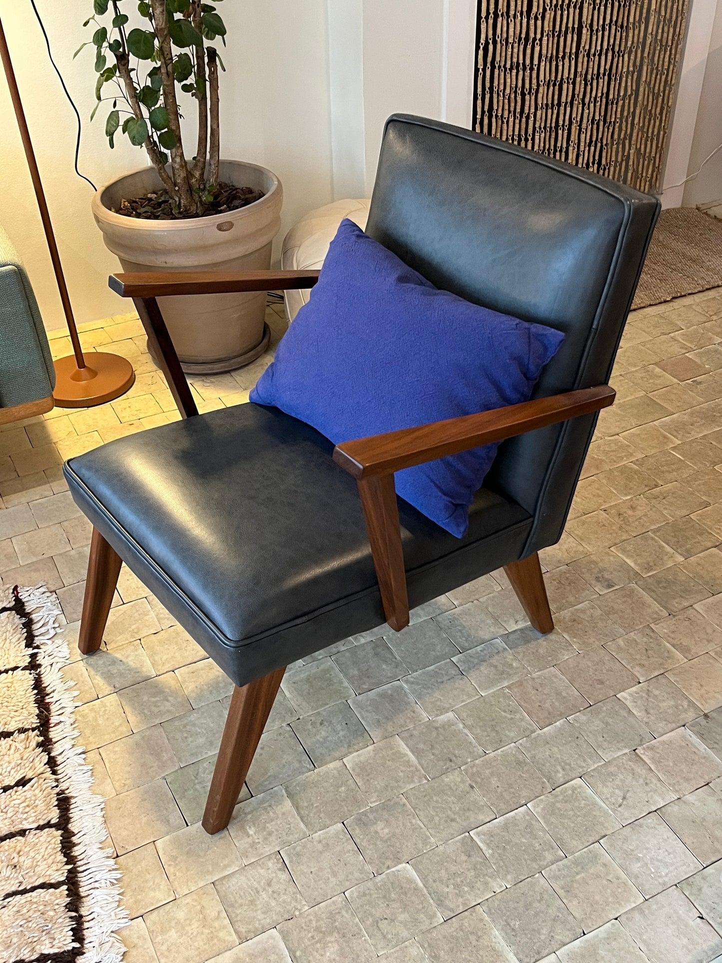 Lænestol - Iron black læder og akacietræ - A005 - By Sol - novamøbler