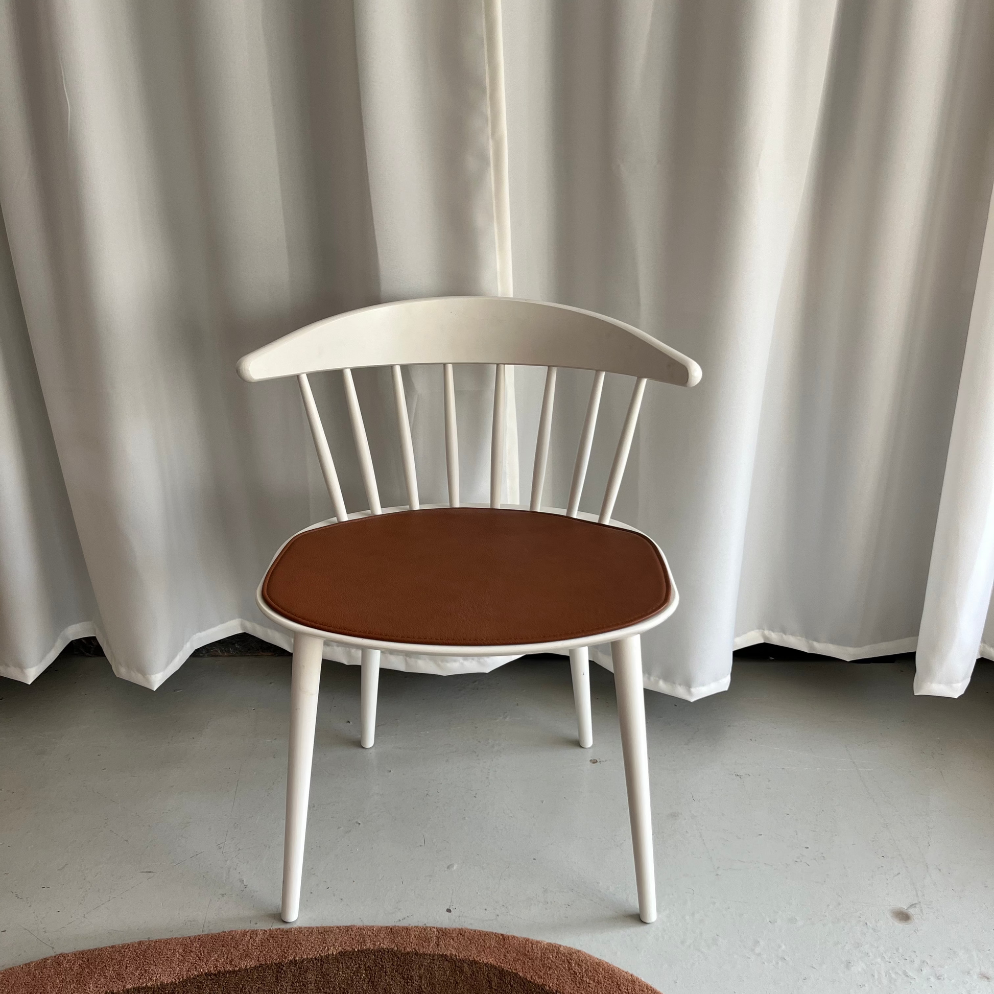 Udstillingsmodel - Hvid spisebordsstol med læderhynde - Hay - novamøbler