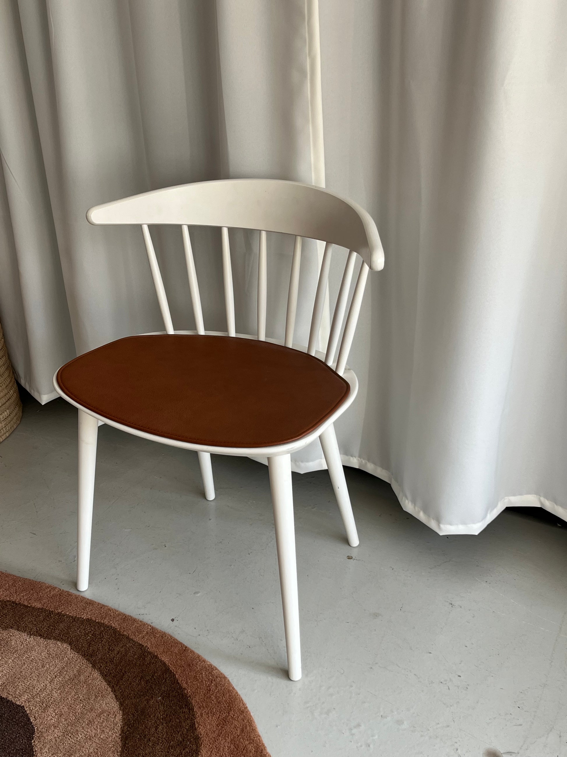 Udstillingsmodel - Hvid spisebordsstol med læderhynde - Hay - novamøbler