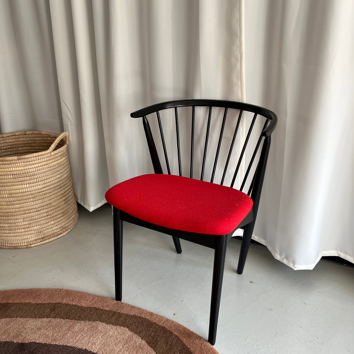 Udstillingsmodel - Sort spisebordsstol med rød uldhynde - Sibast Furniture - novamøbler