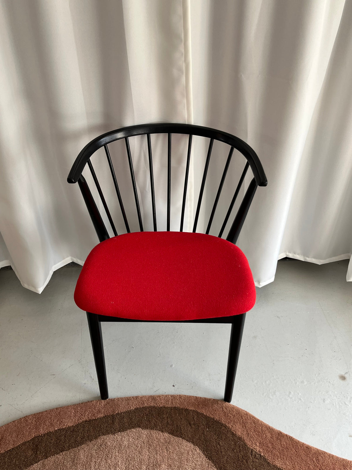 Udstillingsmodel - Sort spisebordsstol med rød uldhynde - Sibast Furniture - novamøbler