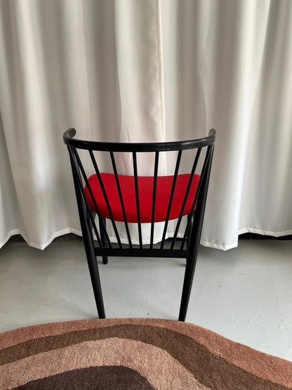 Udstillingsmodel - Sort spisebordsstol med rød uldhynde - Sibast Furniture - novamøbler