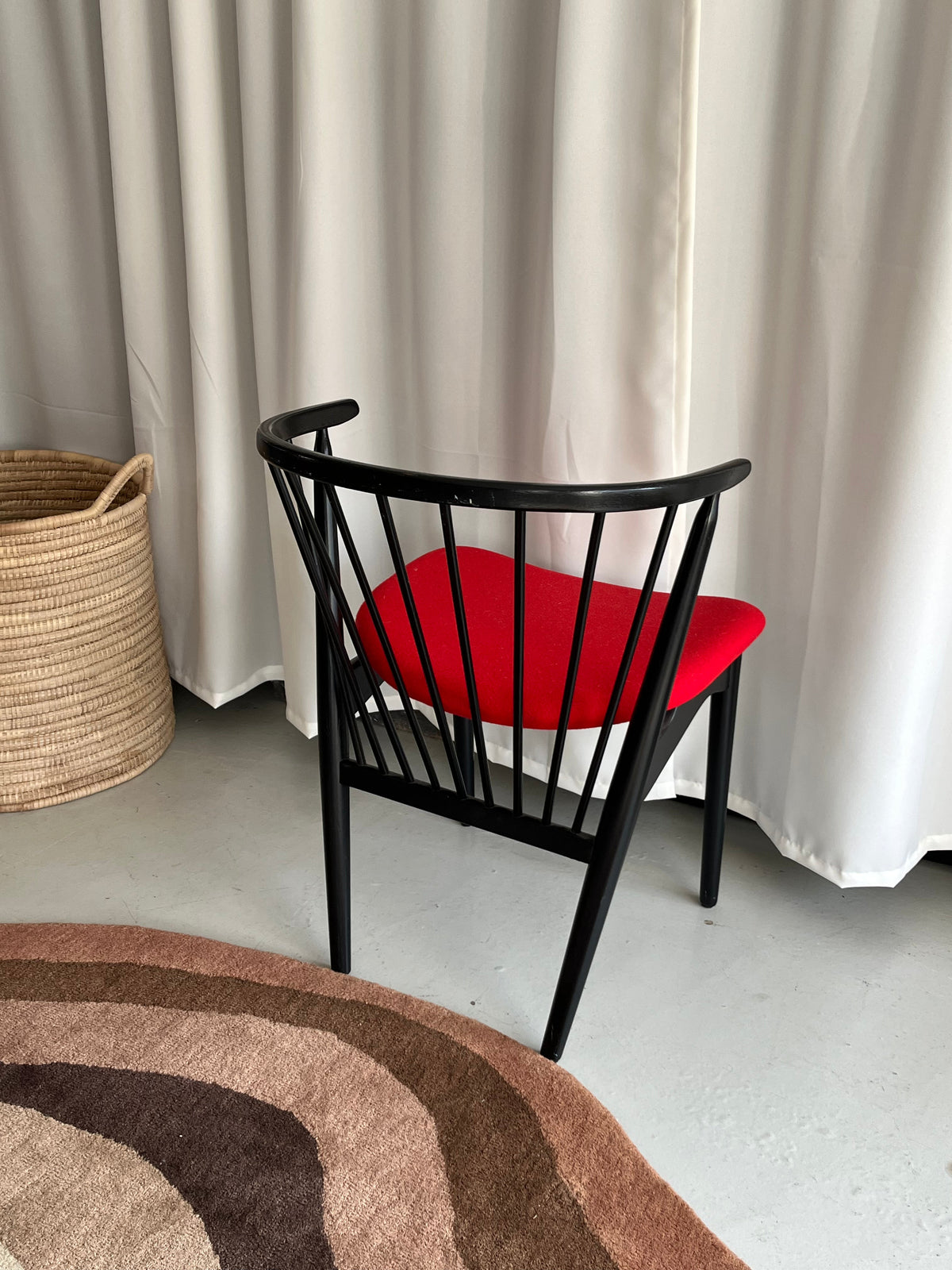 Udstillingsmodel - Sort spisebordsstol med rød uldhynde - Sibast Furniture - novamøbler