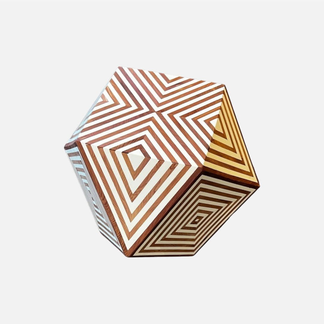 Ivory sekskantet træbord – unikt sidebord med inlay-design - novamøbler