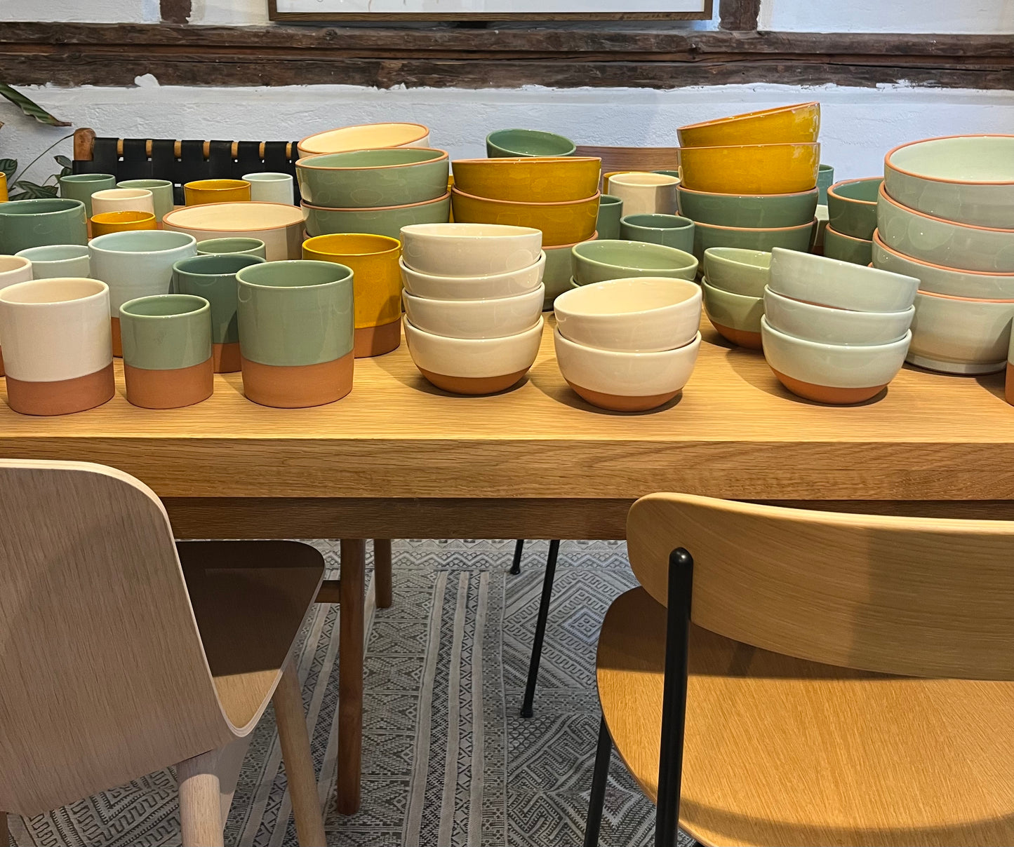 Keramikskål med lerdetaljer – flere farver – small - novamøbler