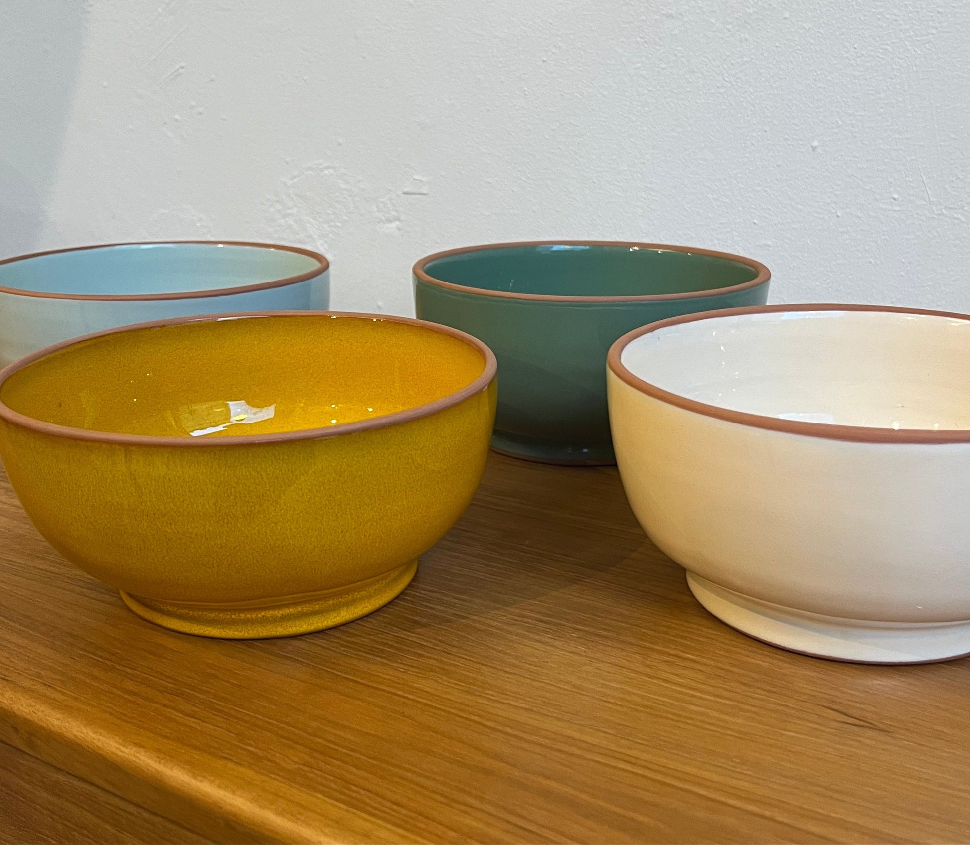 Keramikskål med lerdetaljer – flere farver – large - novamøbler