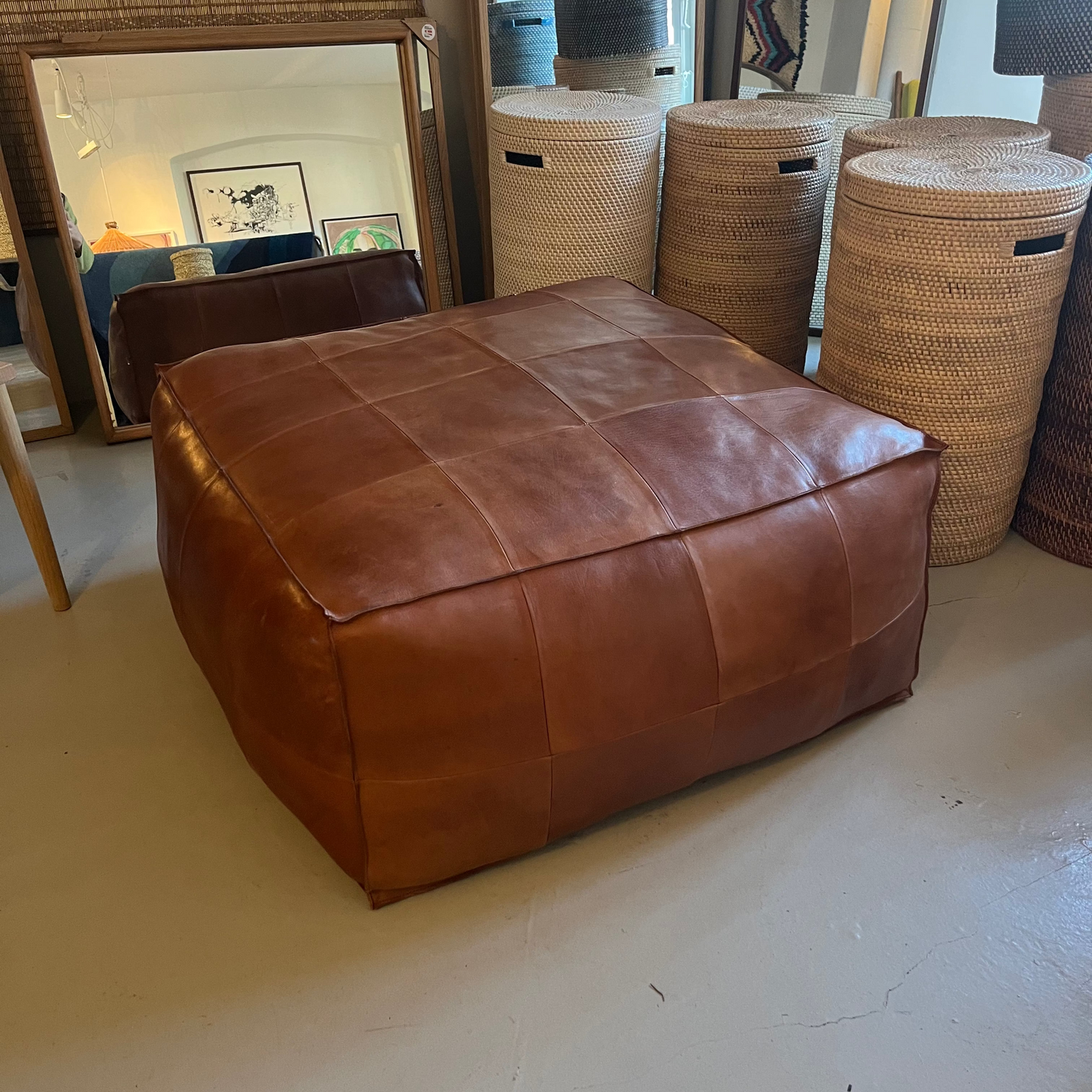 Udstillingsmodel - Stor puf - Cognacfarvet kernelæder - 85 x 85 cm - novamøbler