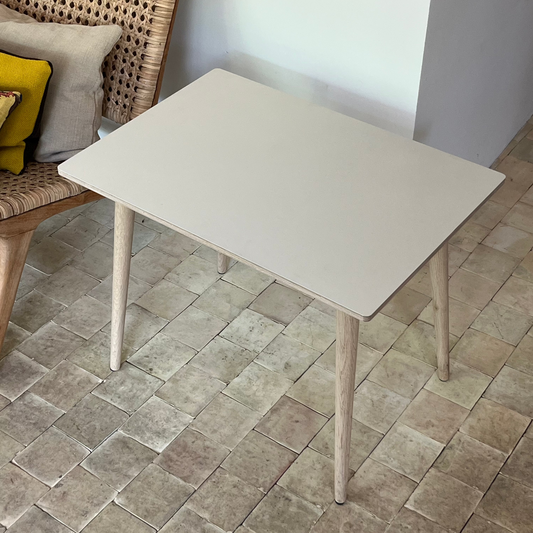 Udstillingsmodel - Sofabord/sidebord - Beige/grå linoleum - Egetræs ben - novamøbler