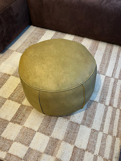 Udstillingsmodel - Læderpuf - Olive Green kernelæder - novamøbler