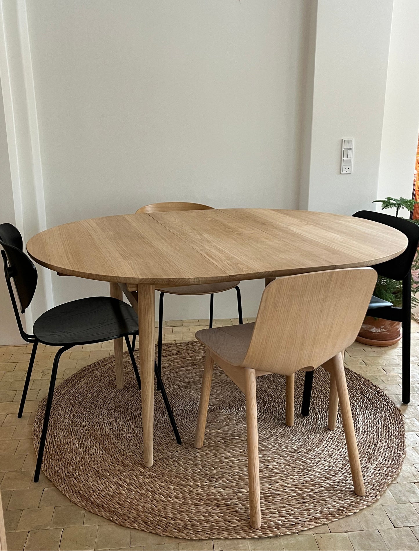 Rundt spisebord med udtræk - Egetræ - P012 - By Sol