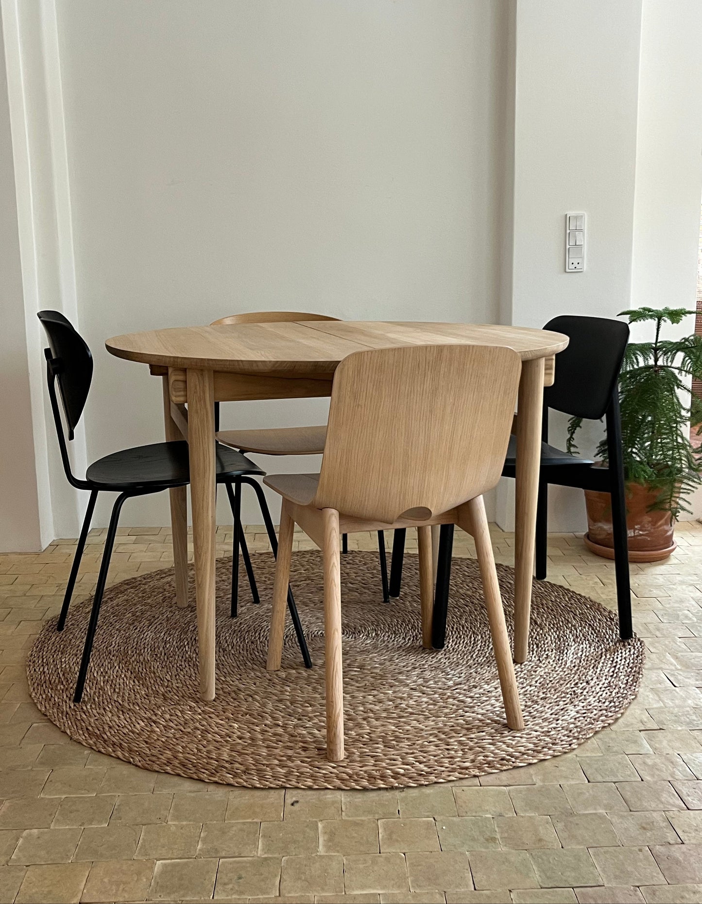 Rundt spisebord med udtræk - Egetræ - P012 - By Sol