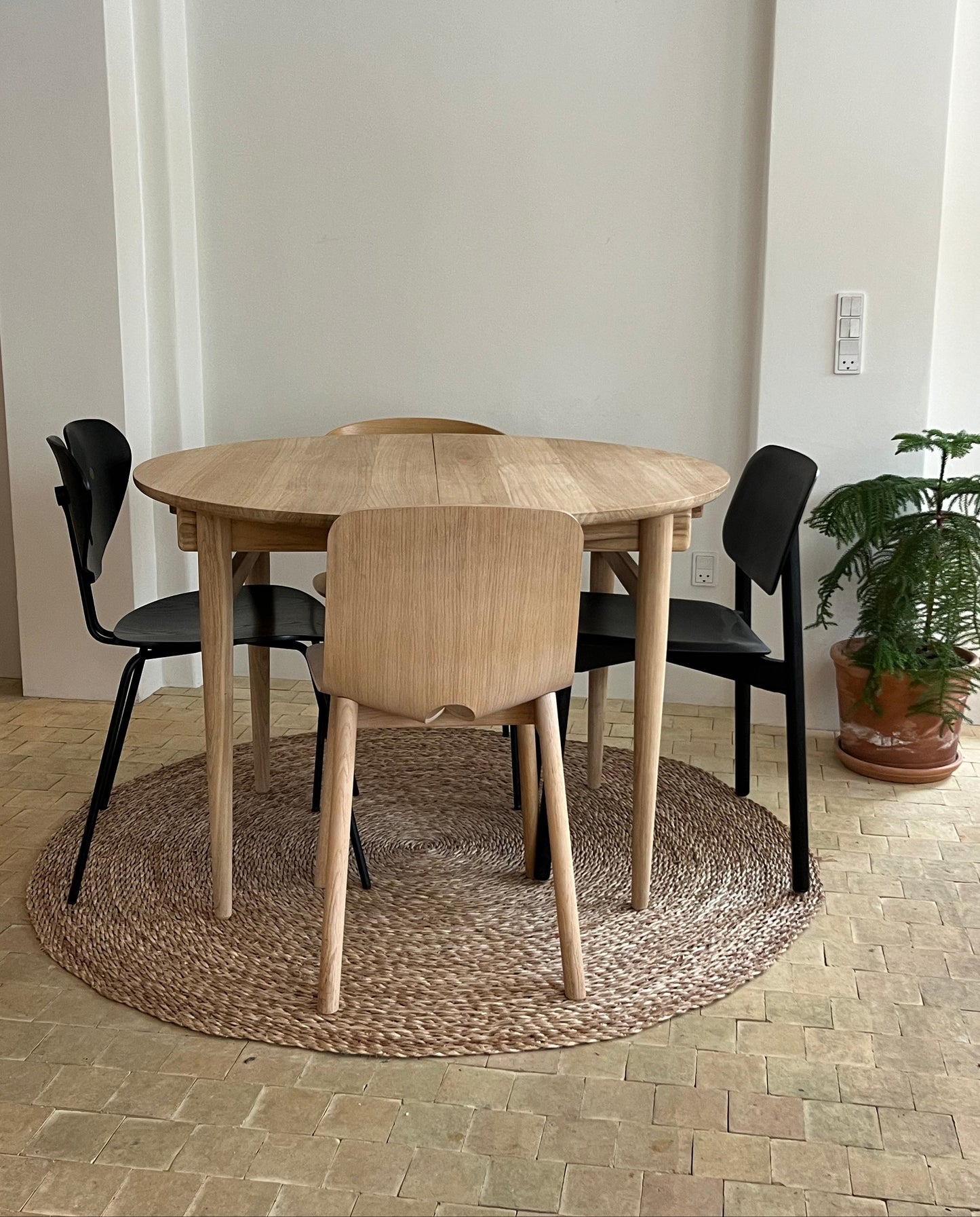 Rundt spisebord med udtræk - Egetræ - P012 - By Sol