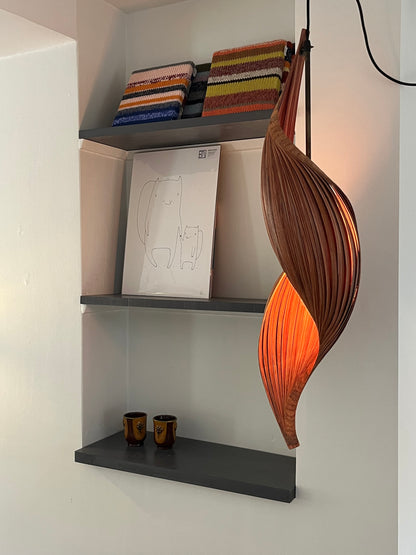 Rød/Orange Spiral Loftlampe - Red peanut - novamøbler