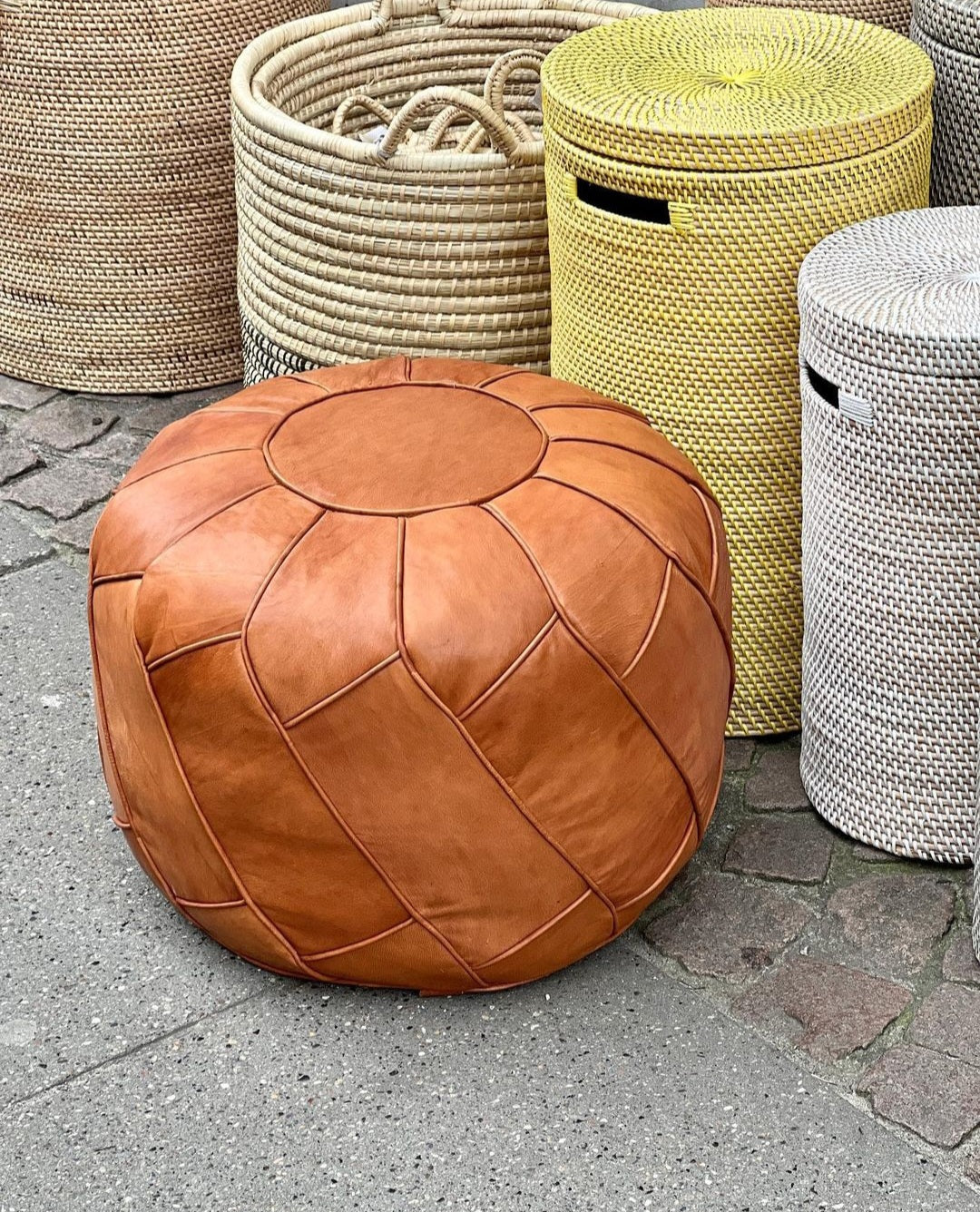 Stor rosetformet puf - Cognacfarvet kernelæder - Ø55 cm - novamøbler