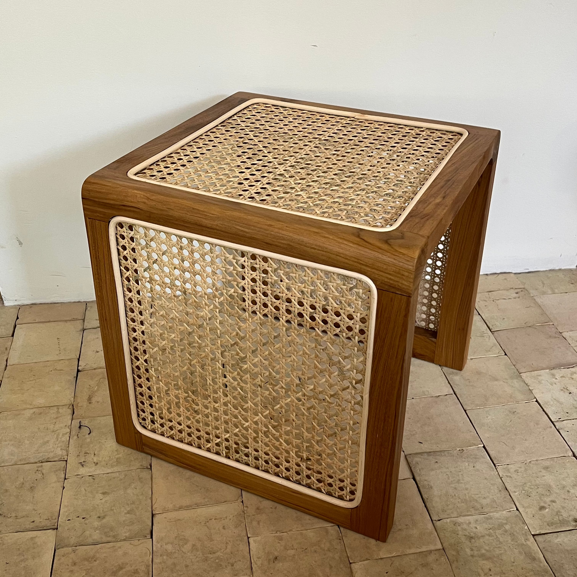 Sidebord/sengebord - Teaktræ & fransk flet - 35x35 cm - novamøbler
