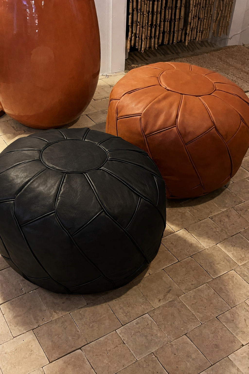 Stor rosetformet puf - Sort kernelæder - Ø55 cm