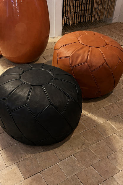Stor rosetformet puf - Sort kernelæder - Ø55 cm