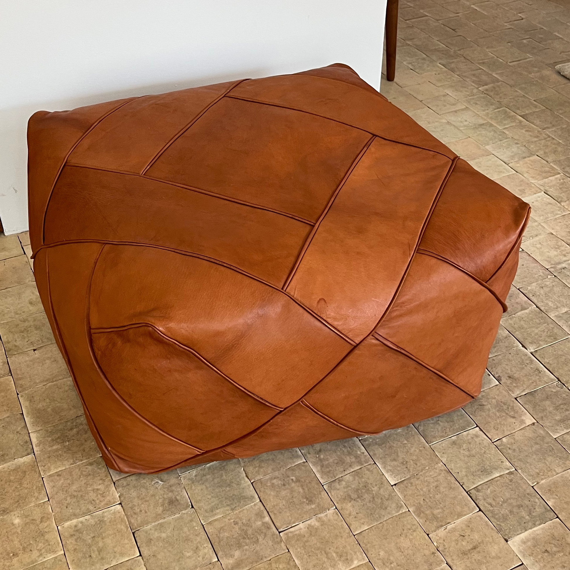 Udstillingsmodel - Stor puf - Cognacfarvet kernelæder - 72 x 72 cm - novamøbler