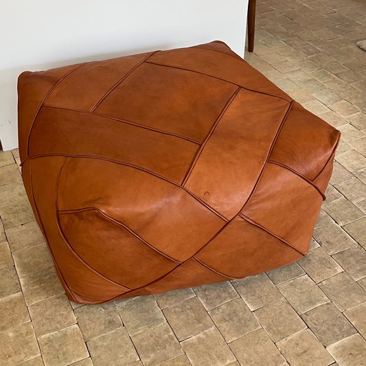 Udstillingsmodel - Stor puf - Cognacfarvet kernelæder - 72 x 72 cm