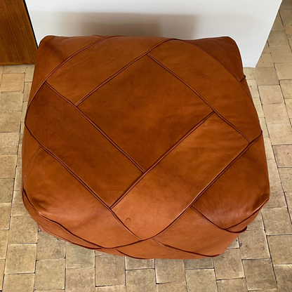 Udstillingsmodel - Stor puf - Cognacfarvet kernelæder - 72 x 72 cm - novamøbler