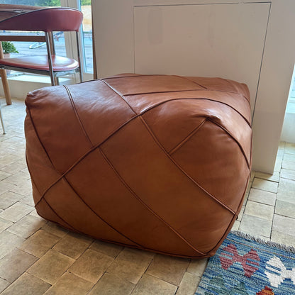 Udstillingsmodel - Stor puf - Cognacfarvet kernelæder - 72 x 72 cm - novamøbler