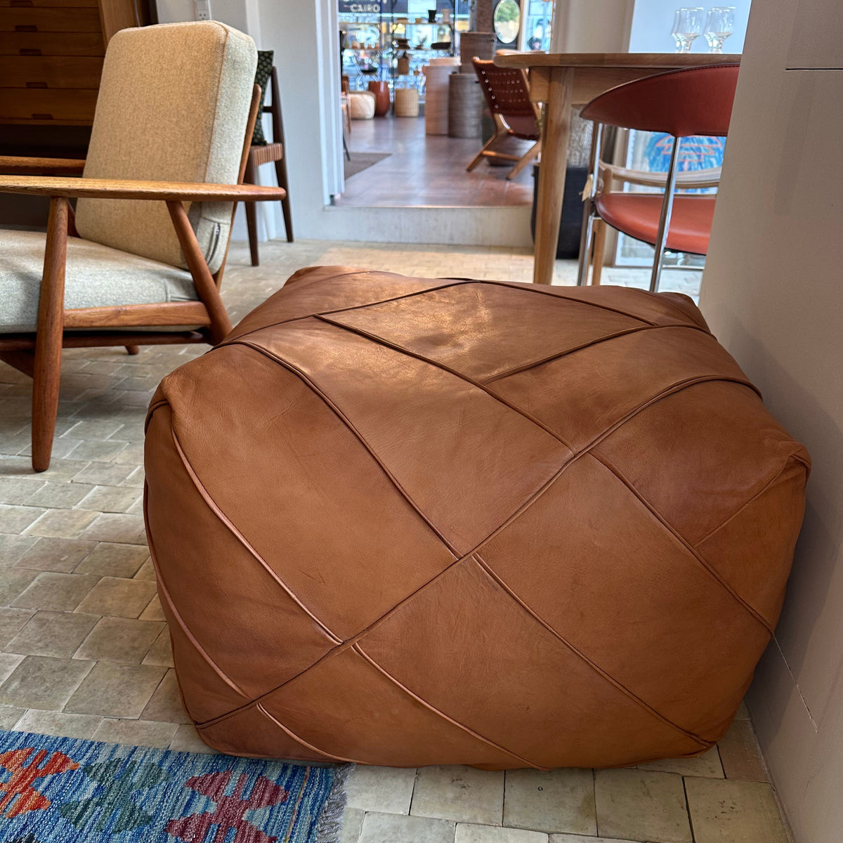 Udstillingsmodel - Stor puf - Cognacfarvet kernelæder - 72 x 72 cm - novamøbler