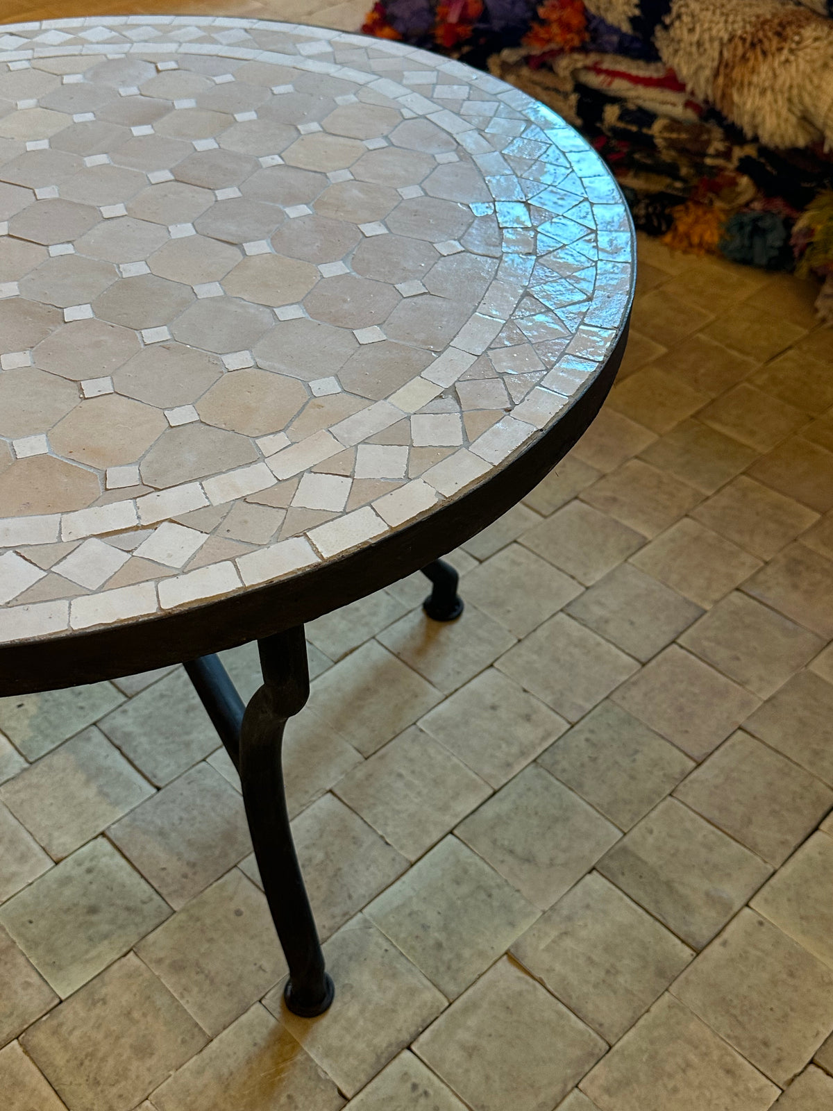 Udstillingsmodel - Mosaikbord - Rundt - beige/hvid - Ø70 cm - novamøbler