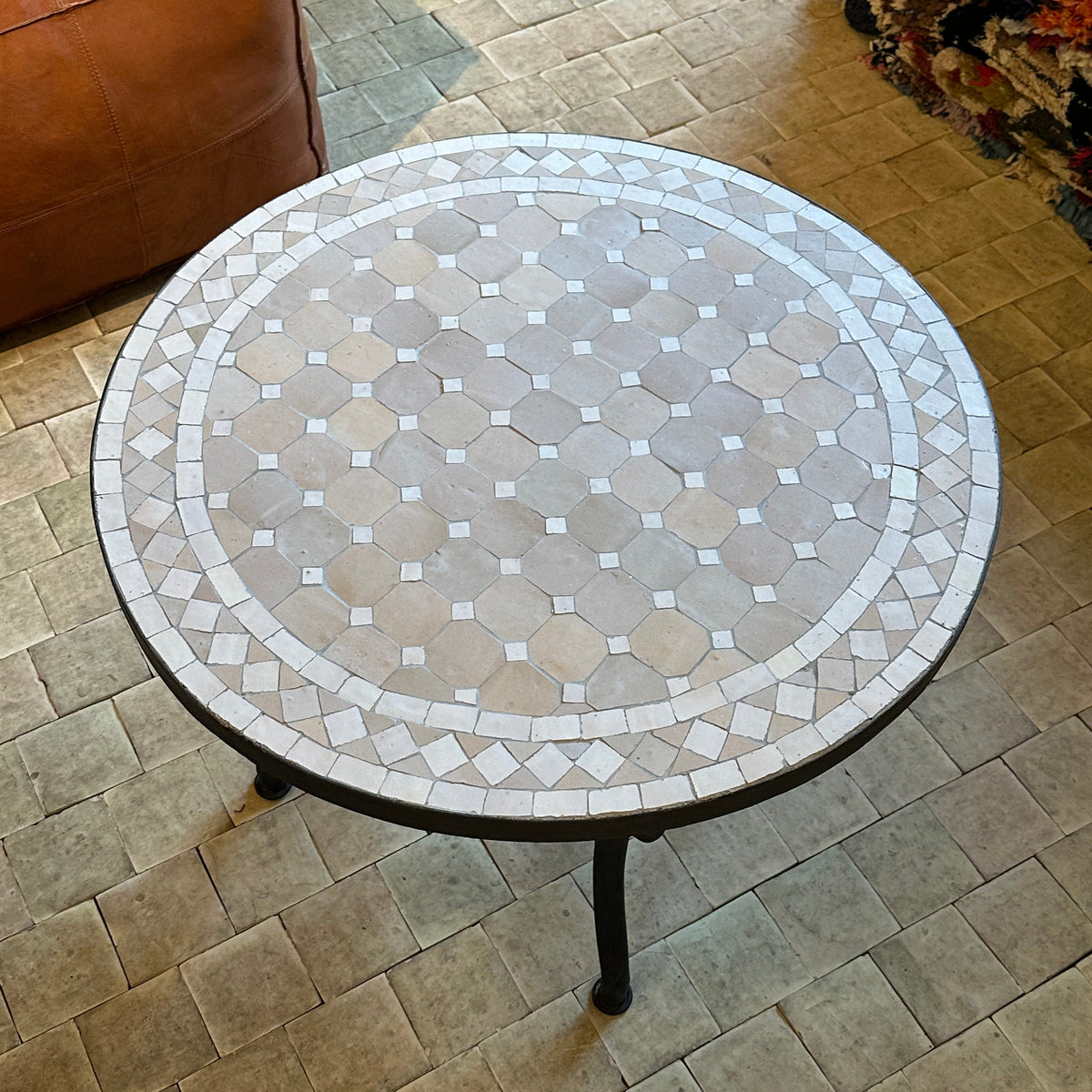 Udstillingsmodel - Mosaikbord - Rundt - beige/hvid - Ø70 cm - novamøbler