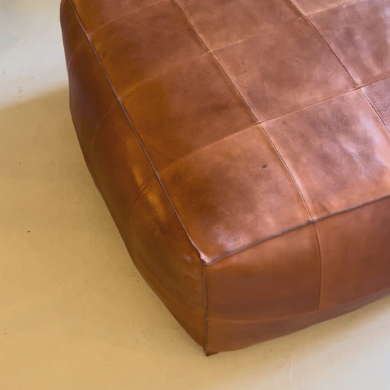 Udstillingsmodel - Stor puf - Cognacfarvet kernelæder - 85 x 85 cm - novamøbler