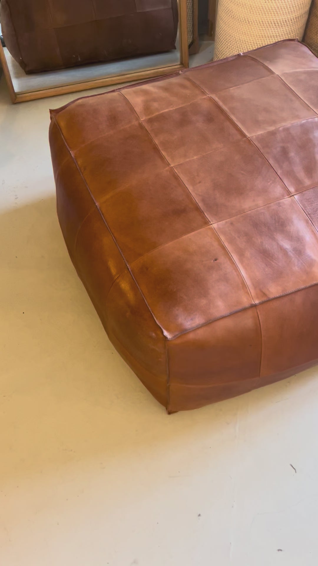 Udstillingsmodel - Stor puf - Cognacfarvet kernelæder - 85 x 85 cm - novamøbler