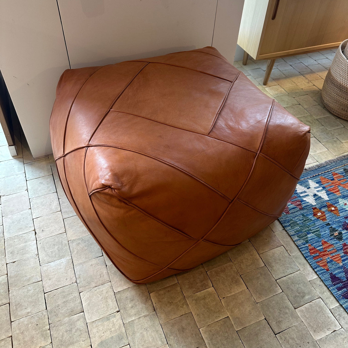 Udstillingsmodel - Stor puf - Cognacfarvet kernelæder - 72 x 72 cm - novamøbler